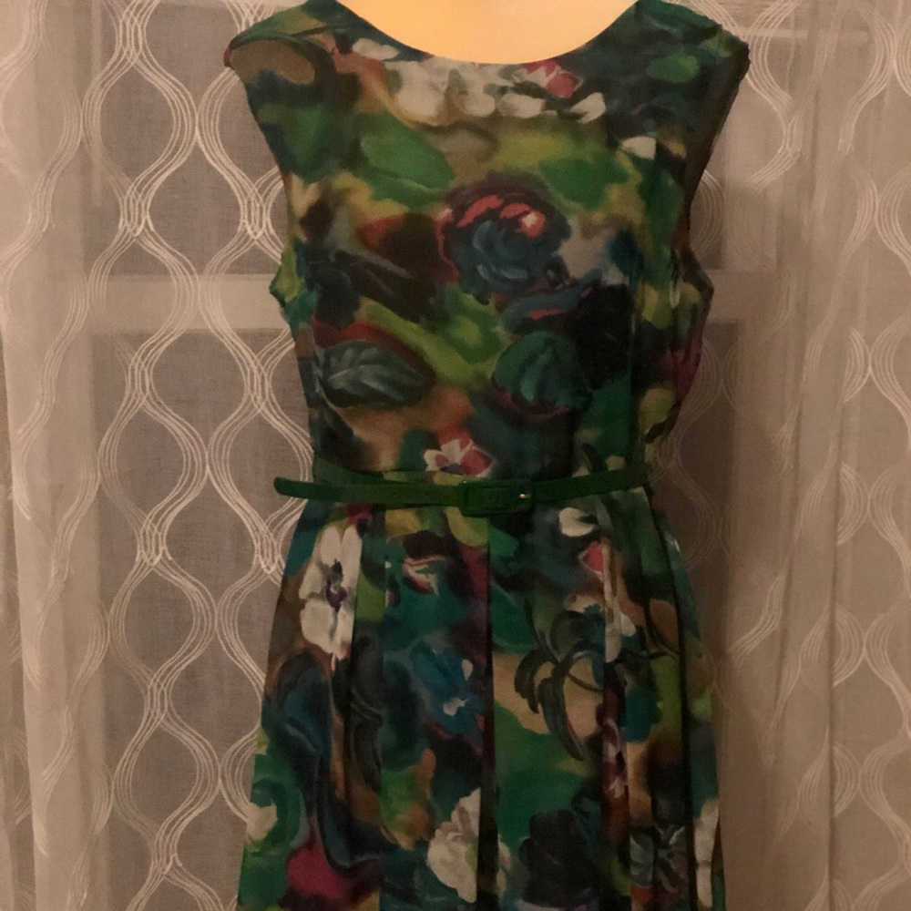Flower patterns dress with belt